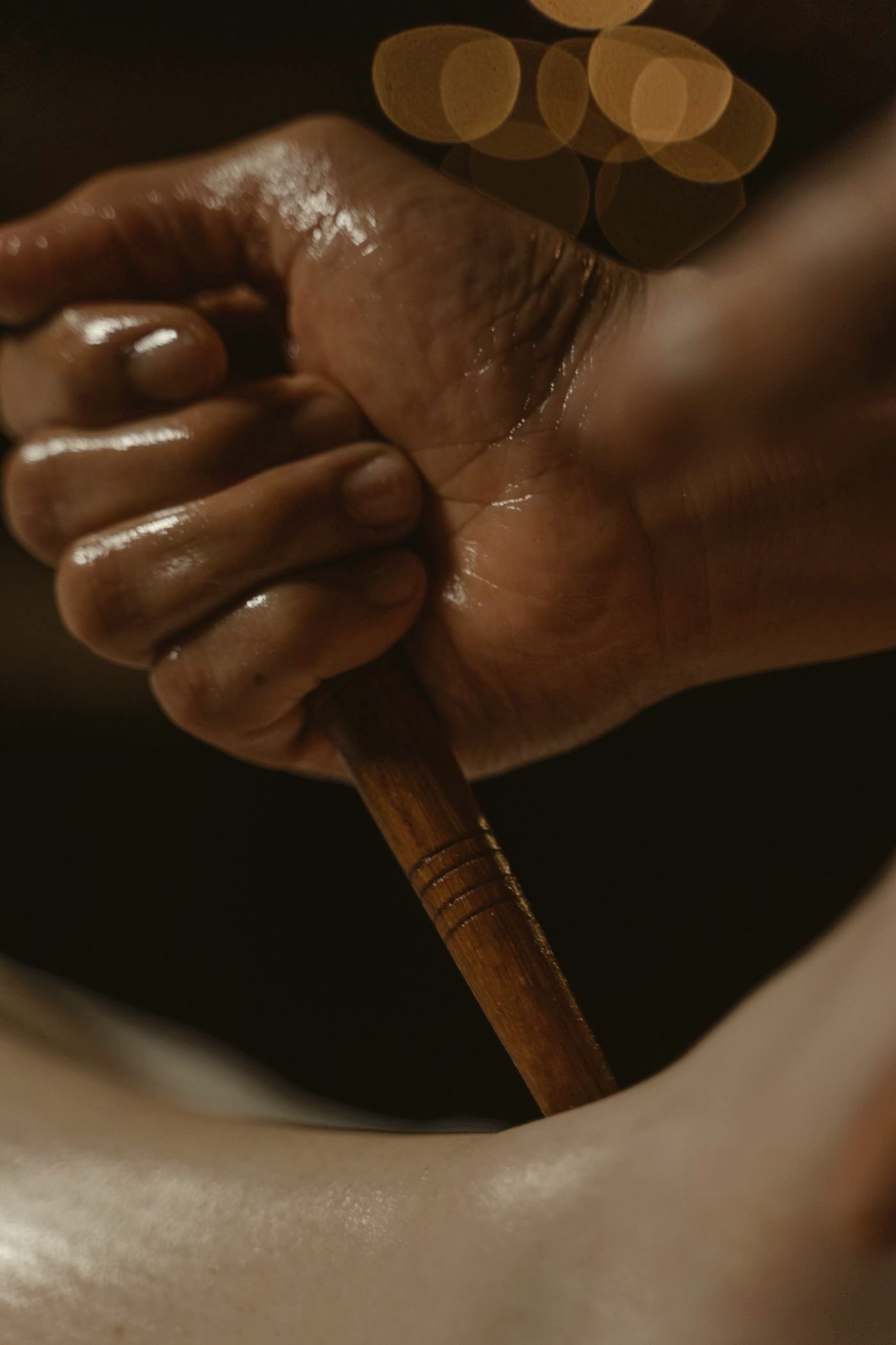 Oil and wood detail during the session