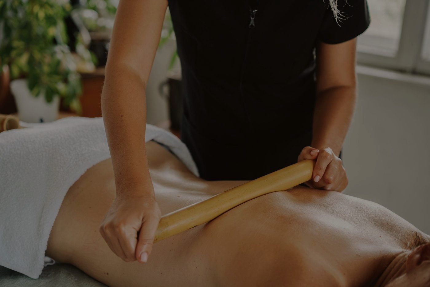 Wood therapy massage in Benidorm: wooden roller on the back